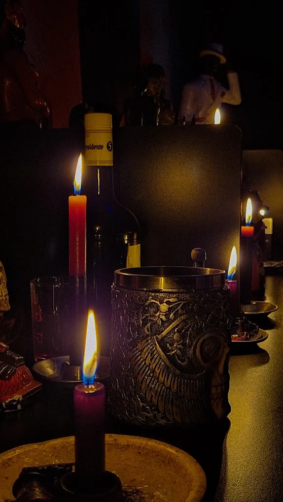Candele e oggetti rituali nello studio