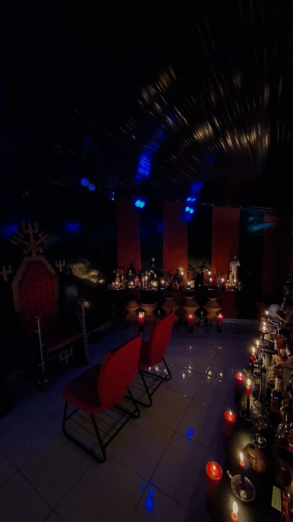 Interno dello studio a lume di candela